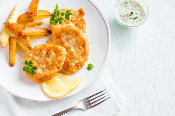 Fiskkakor med pommes frites — Stockfoto