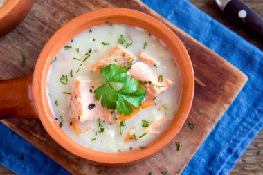 Maydanoz ile somon çorbası