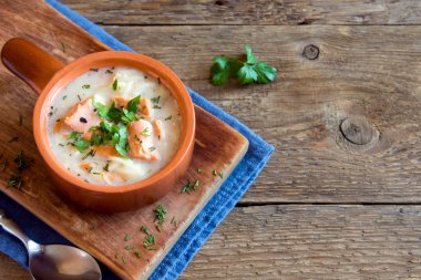 Somon çorbası erişte ile
