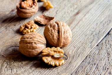 Ceviz taneleri ve bütün