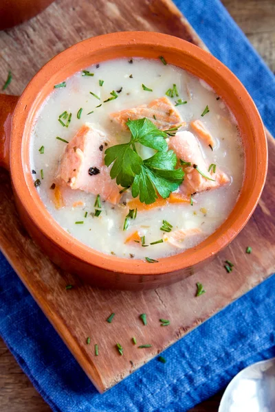 Lachssuppe mit Petersilie — Stockfoto