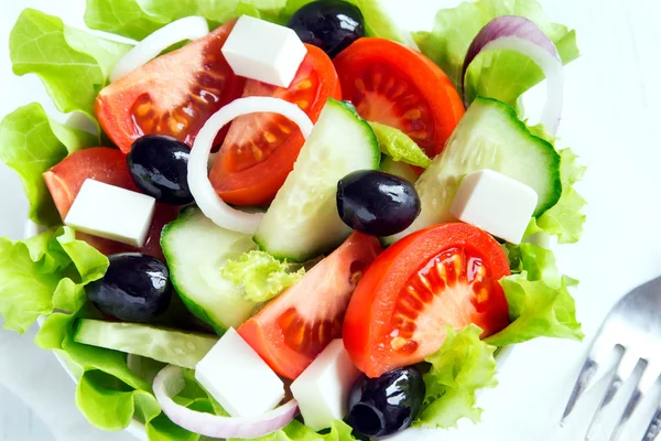 Ensalada griega en tazón blanco —  Fotos de Stock