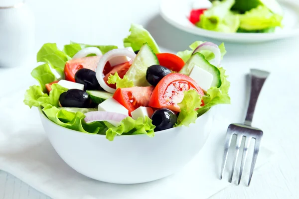 Salada grega em tigela branca — Fotografia de Stock