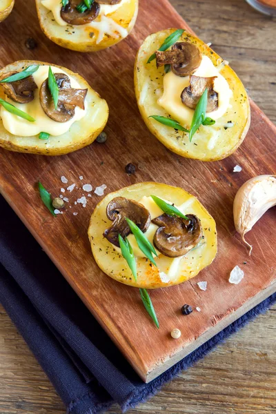 Bakad potatis med svamp — Stockfoto