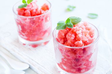 Nane ile çilek granita