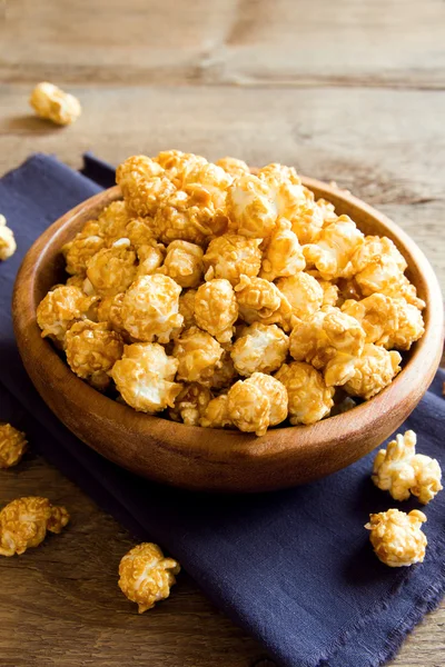 Hemmagjorda karamell popcorn — Stockfoto