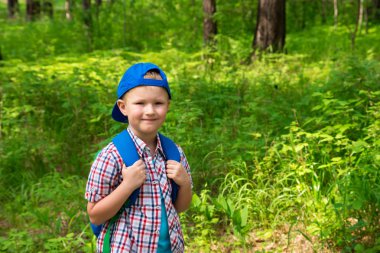 Genç çocuk ormanda hiking