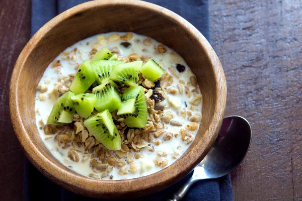 Zelfgemaakte muesli met melk en kiwi — Stockfoto