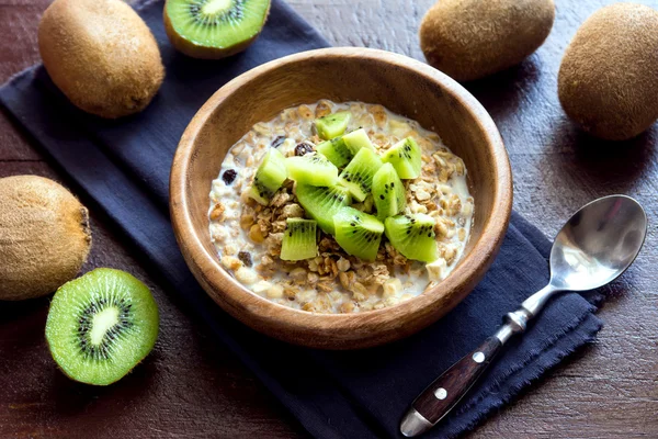 Hausgemachtes Müsli mit Milch und Kiwi — Stockfoto