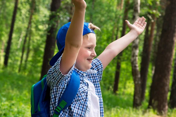 Jonge jongen in bos — Stockfoto