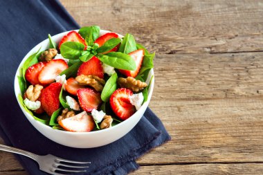 Çilek ve ıspanak salatası