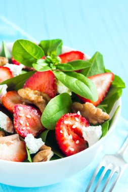 Çilek ve ıspanak salatası