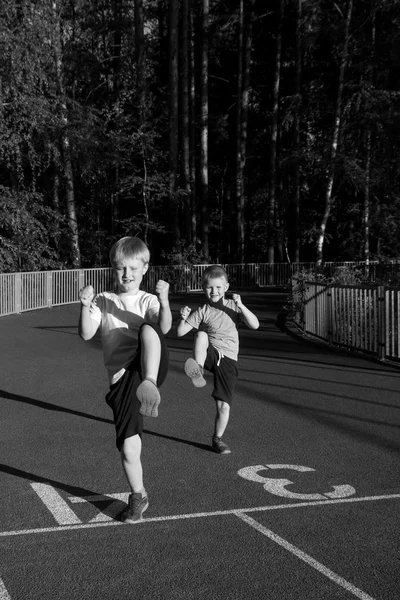 Niños haciendo ejercicios —  Fotos de Stock