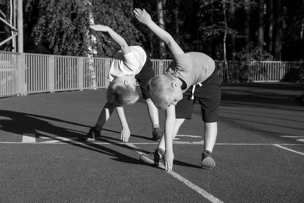 Niños haciendo ejercicios —  Fotos de Stock