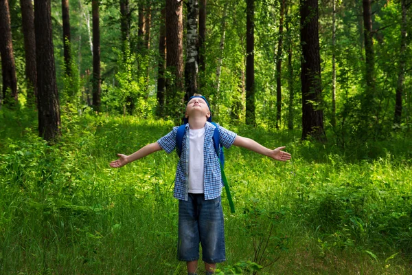 Criança feliz na floresta (parque ) — Fotografia de Stock