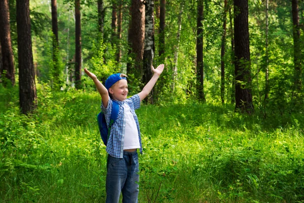 Felice bambino nella foresta — Foto Stock