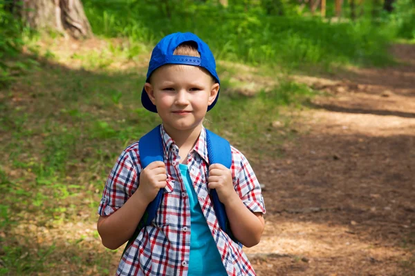 Kind spaziert im Wald — Stockfoto