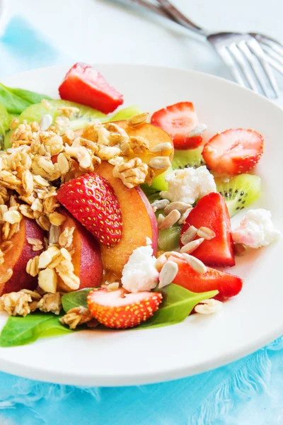 Fruit salad with granola — Stock Photo, Image