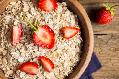 çilek ile yulaf ezmesi 