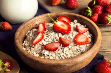 çilek ile yulaf ezmesi