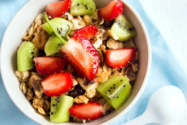 Homemade granola with strawberry and kiwi — Stock Photo, Image