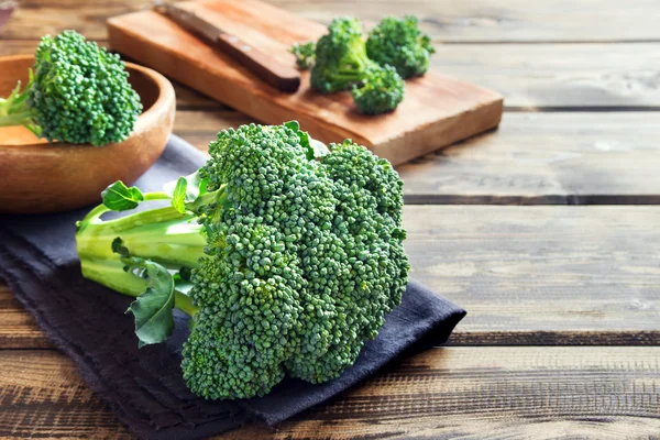 Broccoli biologici crudi — Foto Stock