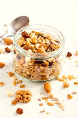 Ev yapımı fındıklı granola.