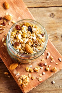 Ev yapımı fındıklı granola. 