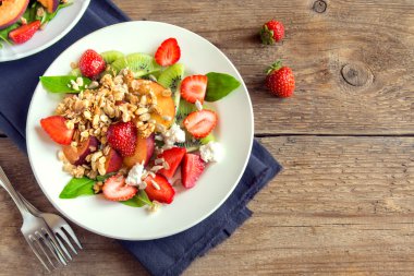 granola ile meyve salatası