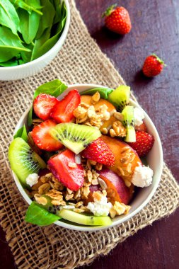 granola ile meyve salatası