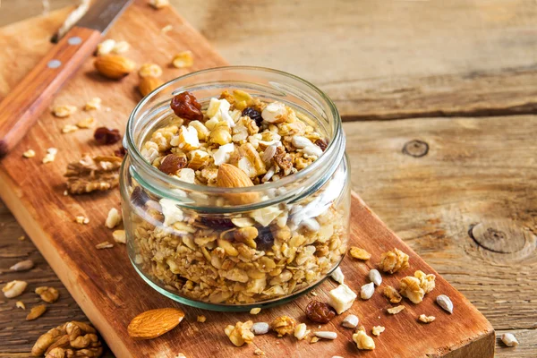 Zelfgemaakte granola met noten — Stockfoto