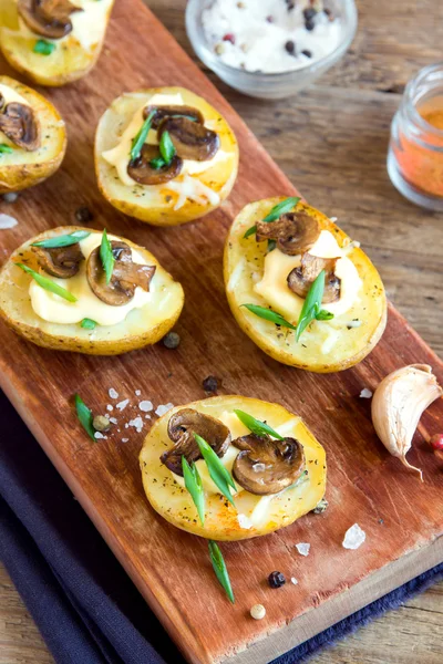 Pečené brambory s houbami — Stock fotografie