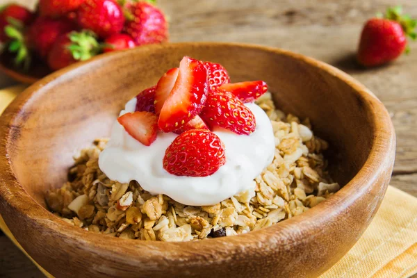 Zelfgemaakte muesli met yoghurt en aardbeien — Stockfoto