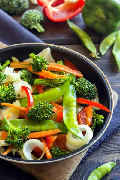 Remover las verduras fritas — Foto de Stock