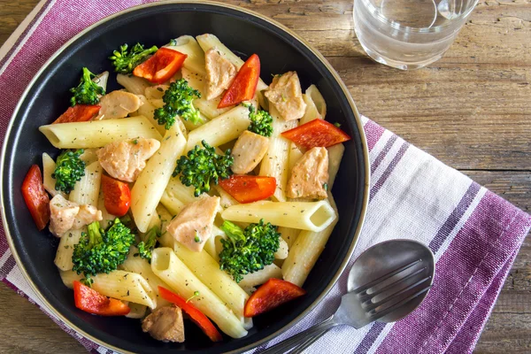 Penne makarna tavuk ve sebze ile — Stok fotoğraf