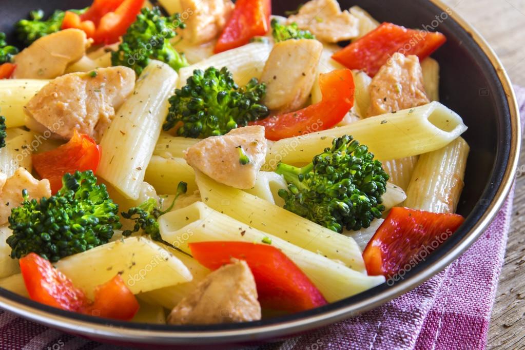 Macarrão Penne Com Frango E Legumes Stock Photo Mizina Macarrão Penne Com Frango E Legumes Stock Photo Mizina