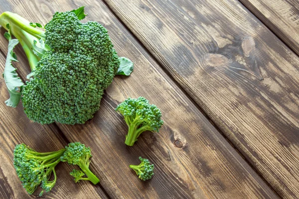 Brócolos crus orgânicos — Fotografia de Stock