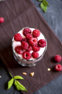 parfe tatlı Ahududu ve granola ile