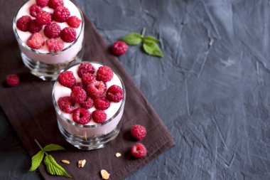 parfe tatlı Ahududu ve granola ile