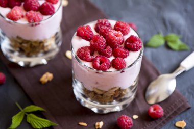 parfe tatlı Ahududu ve granola ile