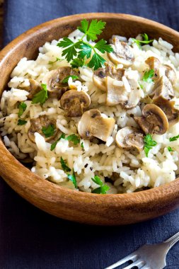 Ahşap kase mantarlı risotto