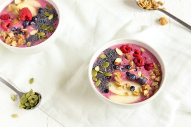 Güler yüzlü kase çilek tohumlar ve fındık ile