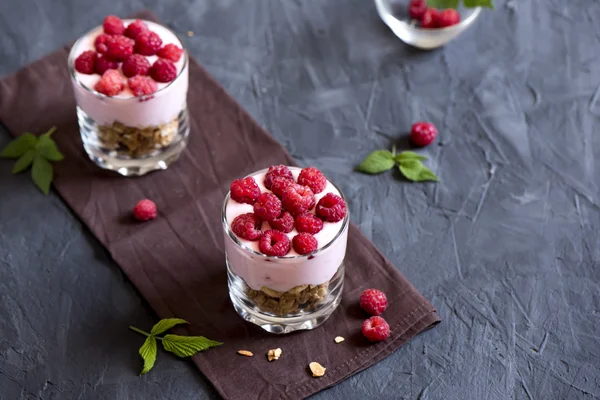 Dessert al parfait con lamponi e granola — Foto Stock