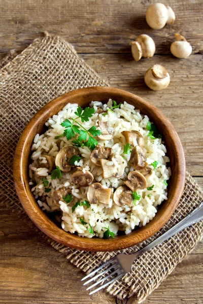 Risotto de ciuperci în castron de lemn — Fotografie, imagine de stoc