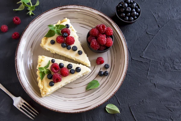 Käsekuchen mit frischen Beeren — Stockfoto