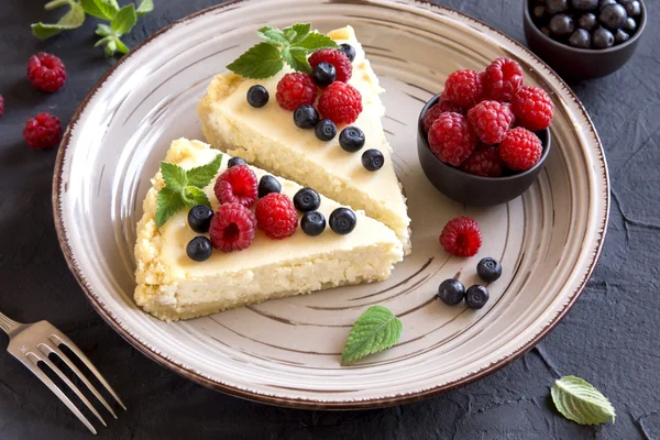 Käsekuchen mit frischen Beeren — Stockfoto