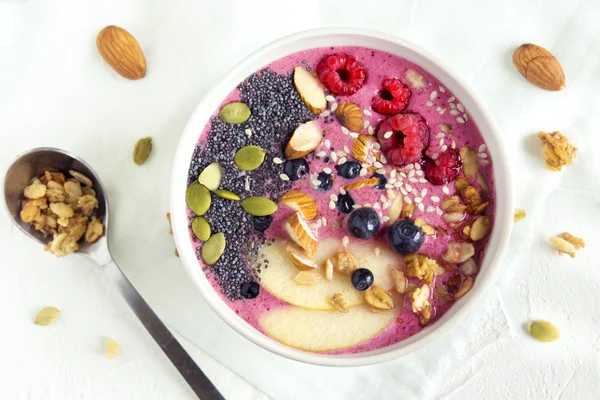 Tazón de batido con semillas de bayas y frutos secos — Foto de Stock