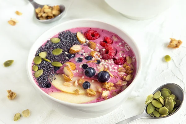 Smoothie-Schüssel mit Beerensamen und Nüssen — Stockfoto