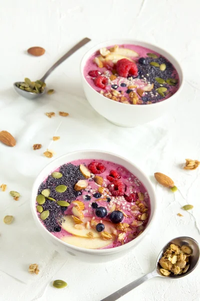 스무디 딸기 씨앗 및 견과류 그릇 — 스톡 사진