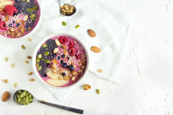 Smoothie-Schüssel mit Beerensamen und Nüssen — Stockfoto